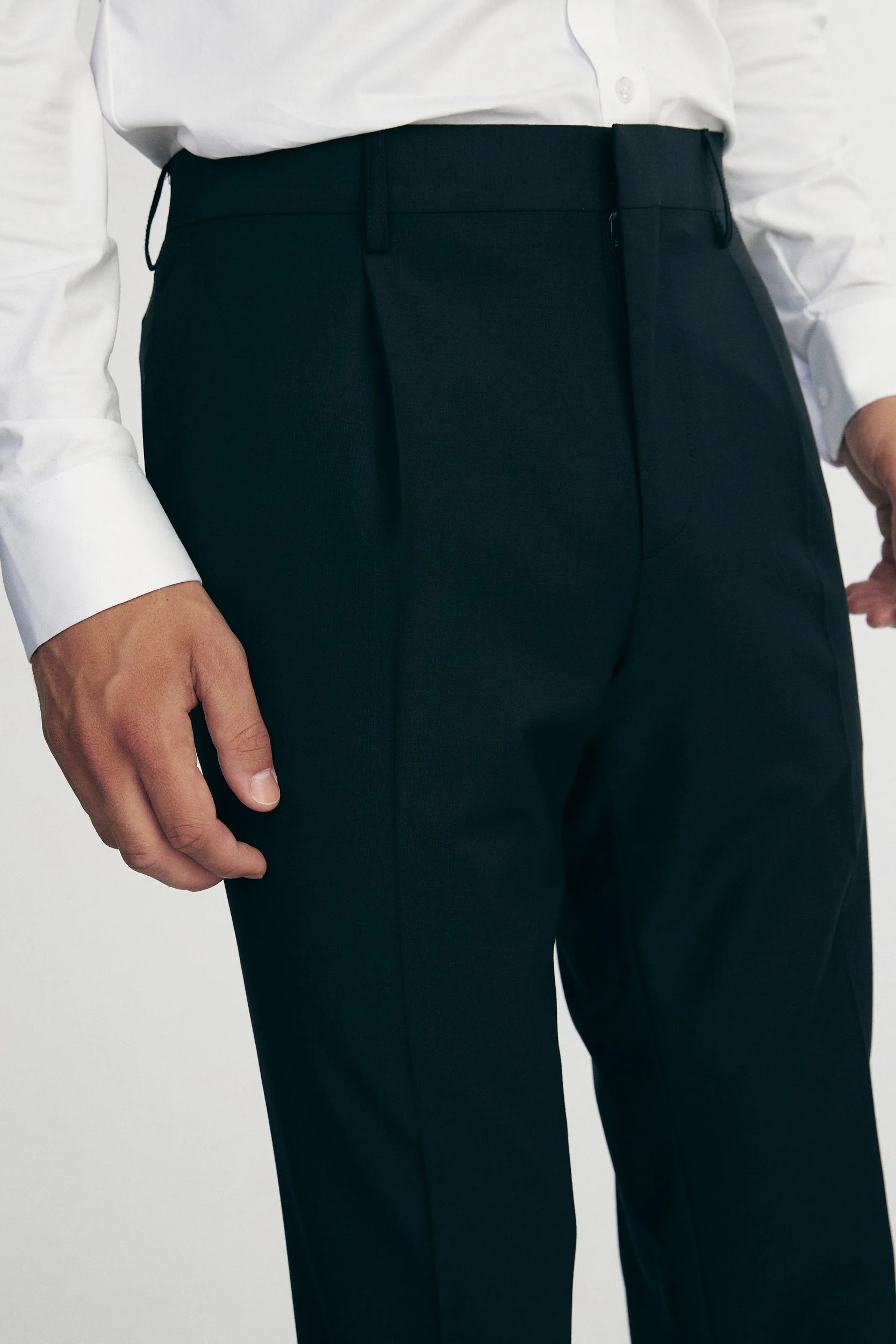 Solid color pleated pants - Image 4