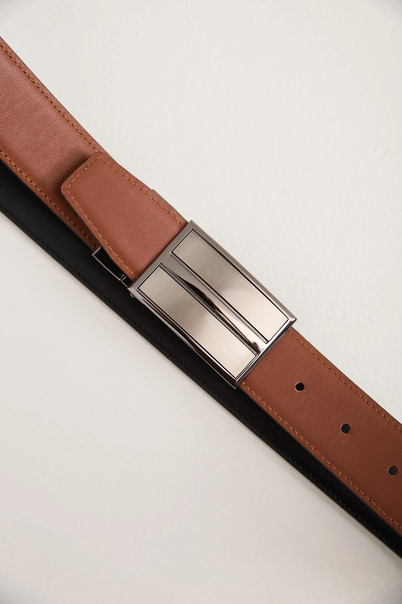 Plate buckle reversible leather belt - Image 4