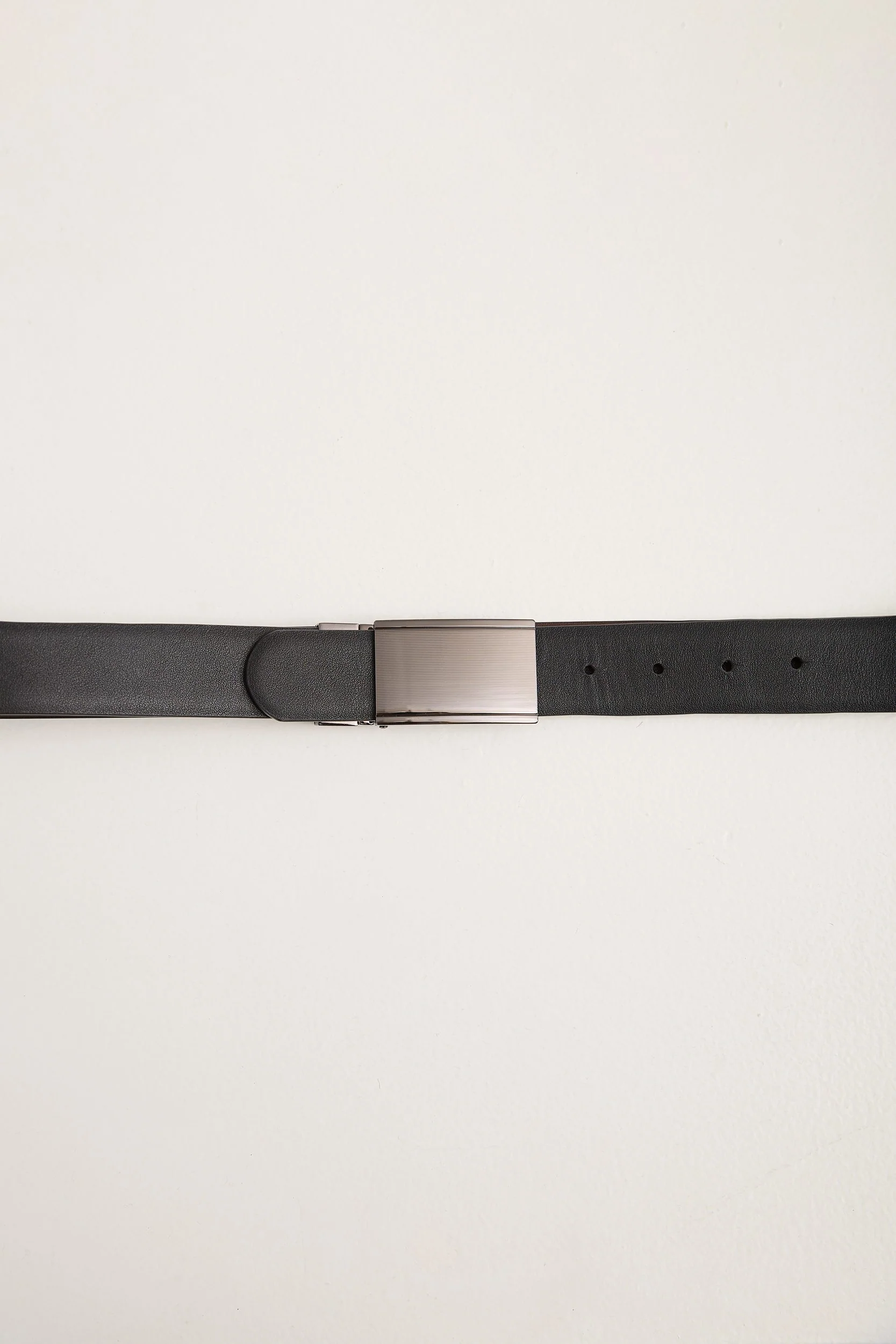 Plate buckle reversible leather belt - Image 3